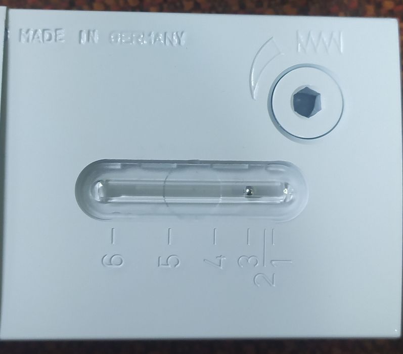 Дверной доводчик