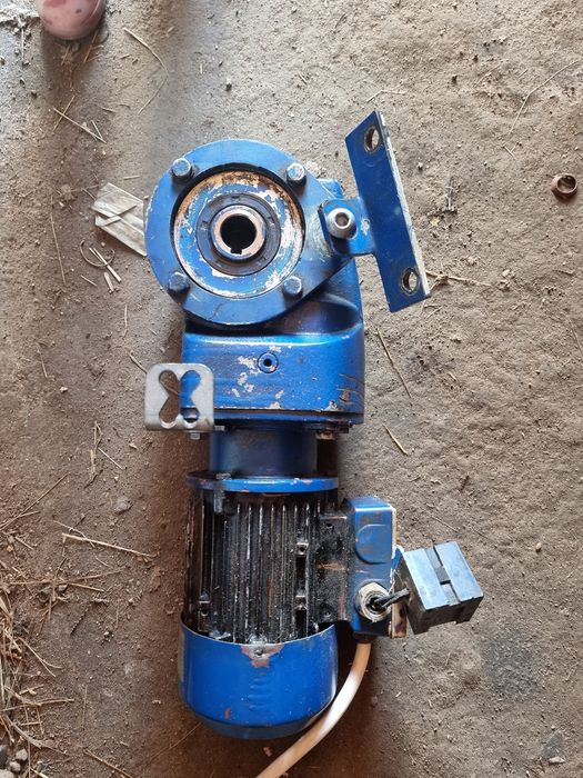 Motor trifazic cu reductor