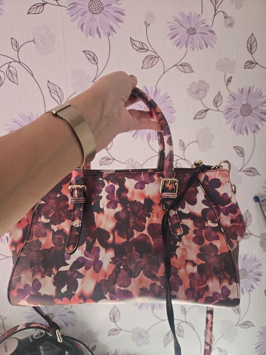 Чанта и раница Guess