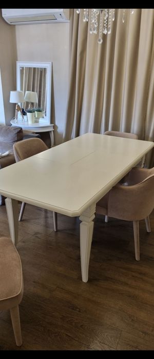 Трапезна маса - слонова кост