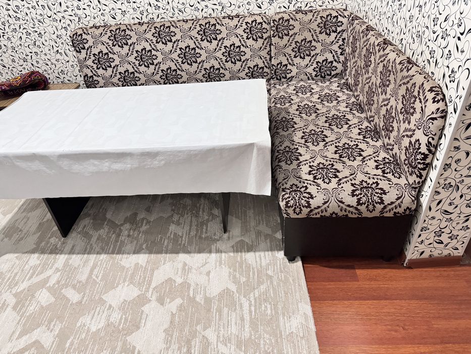 Диван с столом б/у