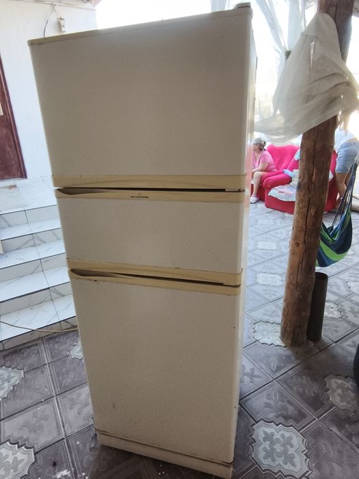 Старый холодильник