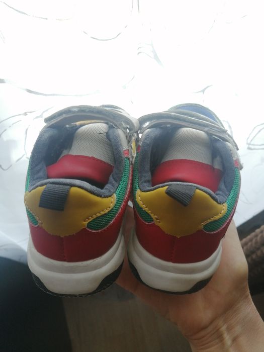 Продам детские кроссовки