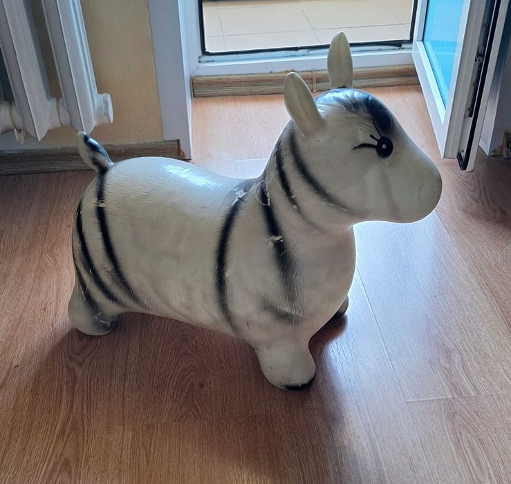 Продам резиновую лошадку детскую