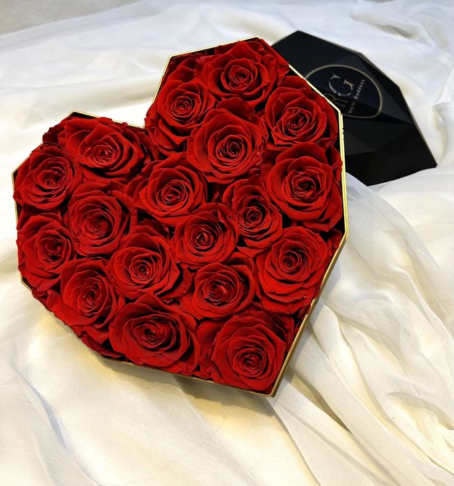 Луксозен букет от вечно живи рози аранжирани в Диамантено сърце