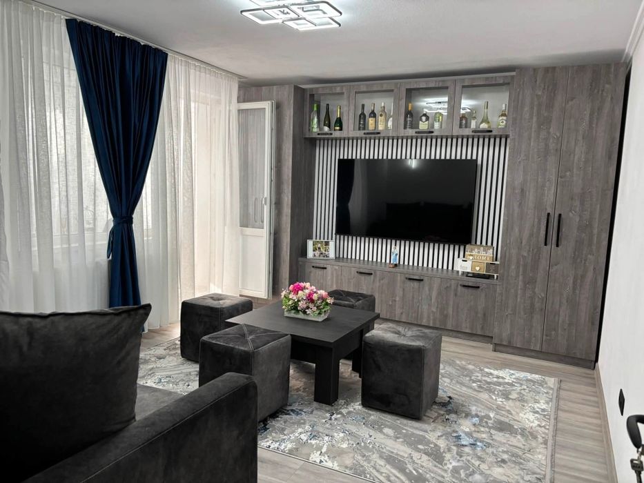 Vand apartament  cu 2 camere 100% renovat.