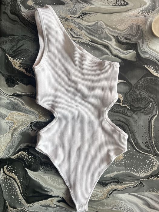 Дамско боди с изрязани участъци