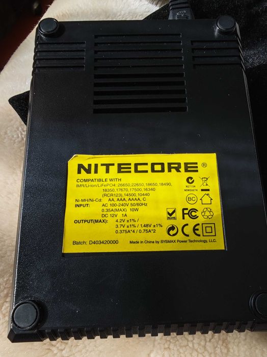Зарядное устройство Nitecore D4