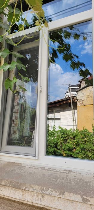 Двуетажна къща с двор