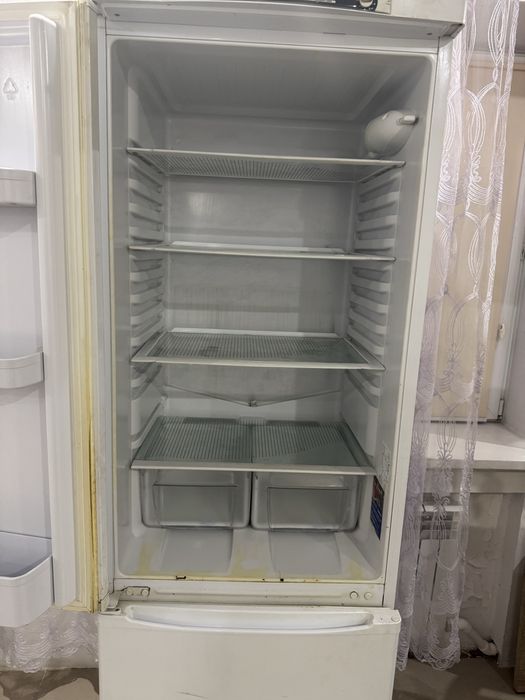Продам рабочий холодильник indesit