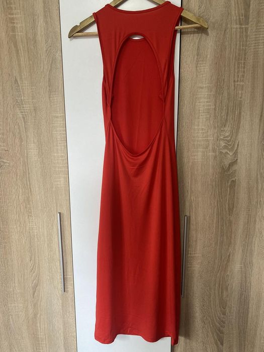 Елегантна червена рокля