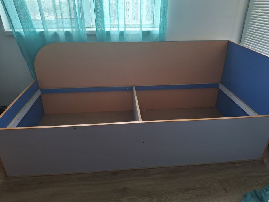 Продавам гардероб и две единични легла