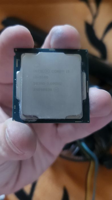 Vand placa de baza asus prime h310m  cu i3 8100 si nividia quadro 2200