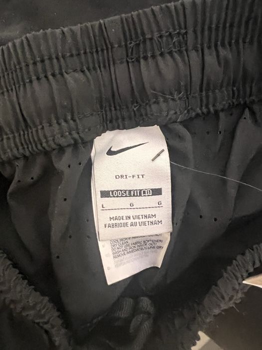 Vand pantaloni scurti nike dri-fit 2 bucati. Fiecare bucata este 80 de lei!