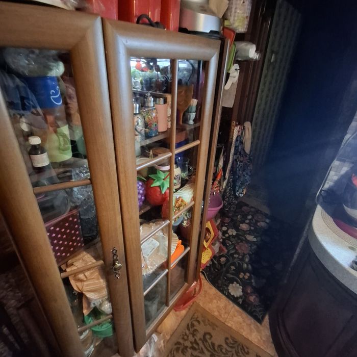 Продам шкаф- сервант