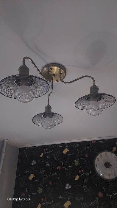 Продам люстру. 3 плафона