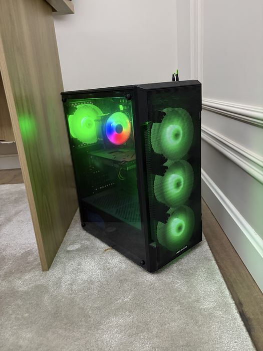 ПК в сборе+стол, компьютер игровой, комплект, в идеальном состоянии