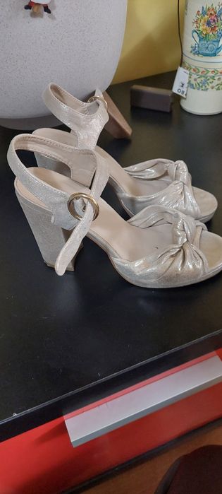 Sandale aurii elegante