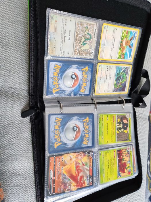 Album cu 137 de cartonașe pokemon