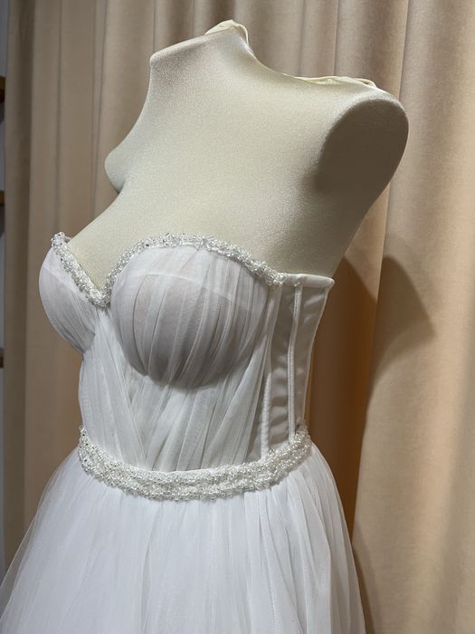 Rochie de Mireasa cu corset reglabil si 2 tipuri de maneci detasabile.