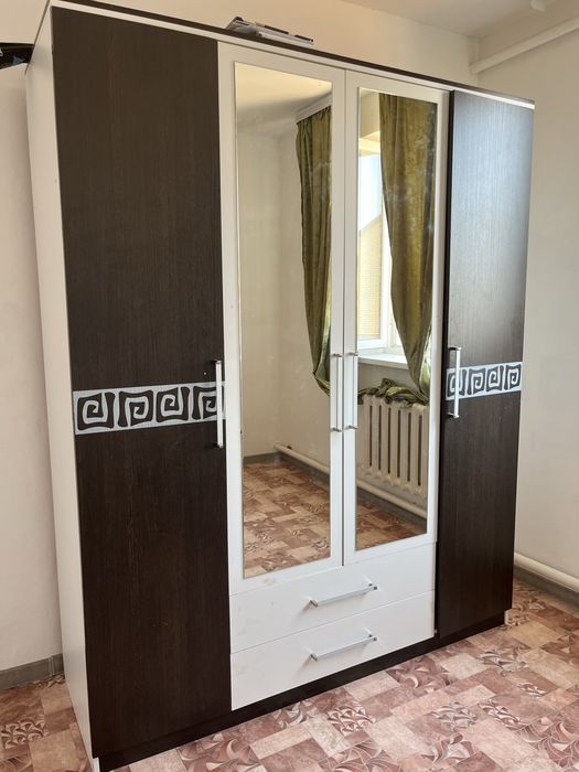 4 есікті шкаф сатылады, айнасы бар