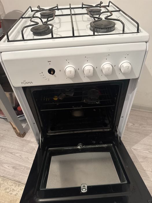 Газ плита с духовкой.