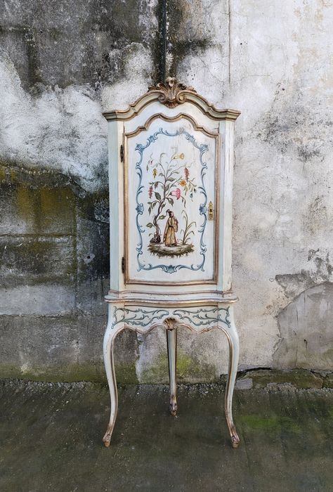 Vitrina de colț veche din lemn /Bufet