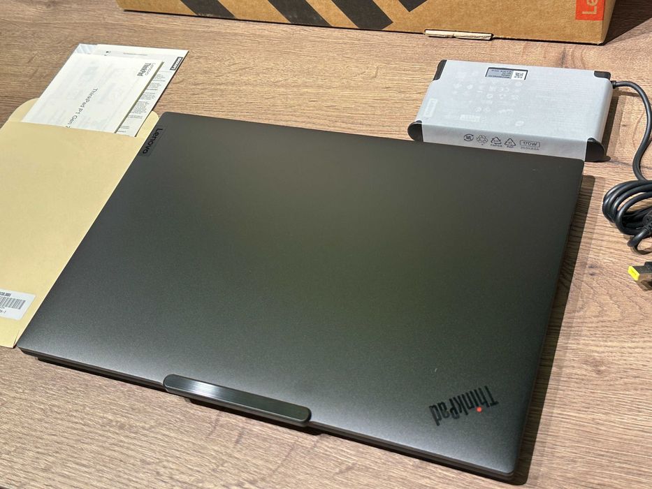 Lenovo ThinkPad T1g Gen 8 16" 3.2K Tandem OLED 64GB RTX 5070 2TB SSD