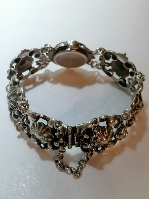 Сребърен дамски часовник работещ