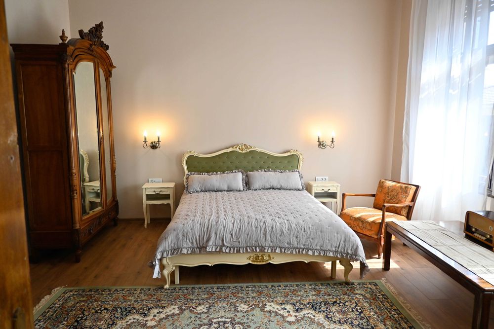 Ofer spre inchiriere casa nou renovata. 160 mp. Central. Lugoj.