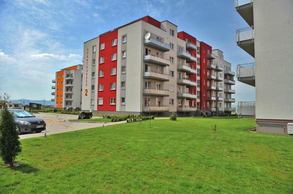 Apartament parter inalt, 2 camere, mobilat/utilat, loc de parcare si boxa la subsol incluse, Avantgarden Brasov.