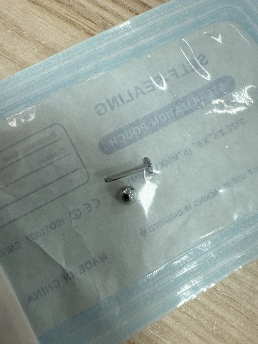 Серьга для пирсинга (лабрет)