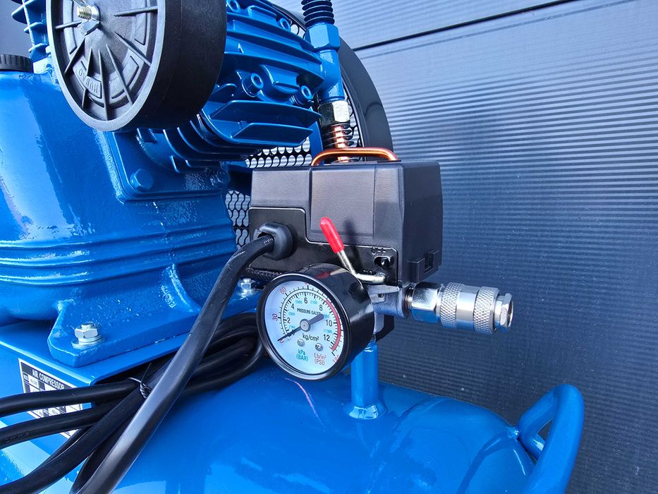 Компресор за въздух 100L TACH 4НР 3,0 кв усилен дебит 12.5 BARA 480л/м