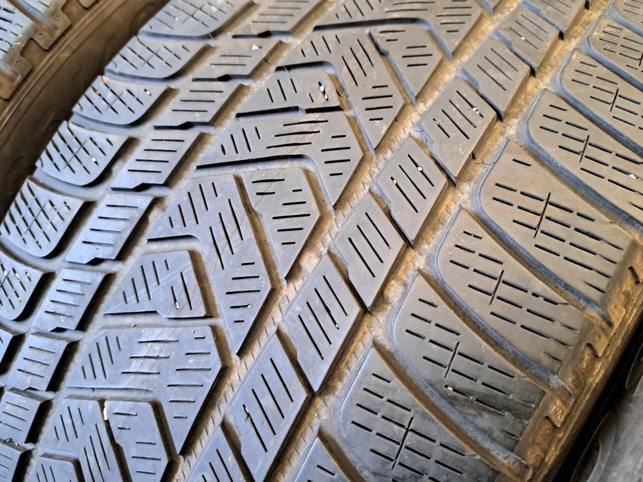 Anvelope desperecheate 285/40 R22 Continental si Pirelli