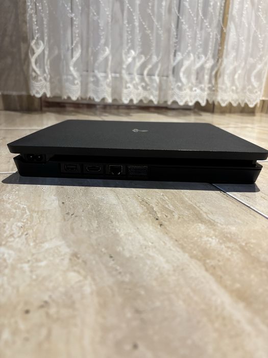 PS 4 Slim в отлично състояние