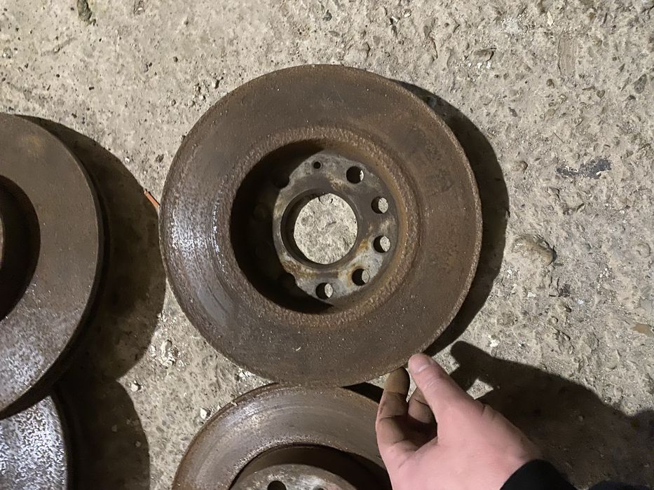 Продавам комплект  дискове и задни апарати за Фолксваген Туран 2004