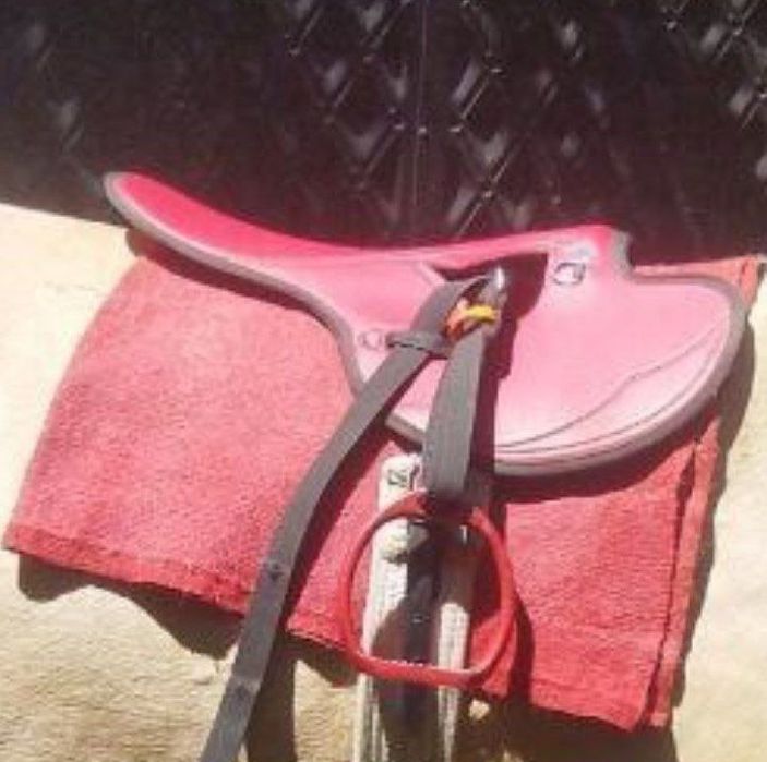 Продам красное скаковое седло бабочка