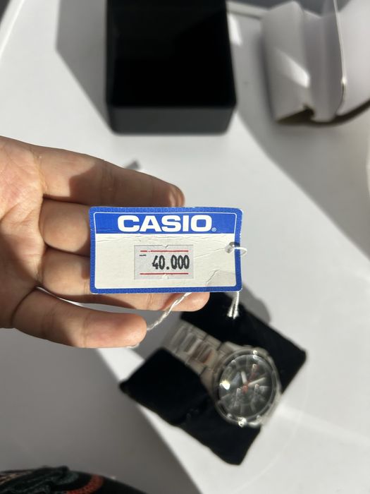 серебристые часы casio