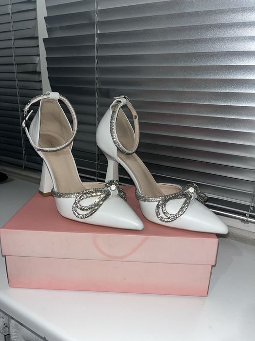 Женские белые туфли со стразами