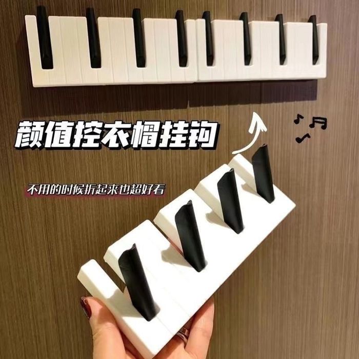 Вешалка в виде клавиши пианино.