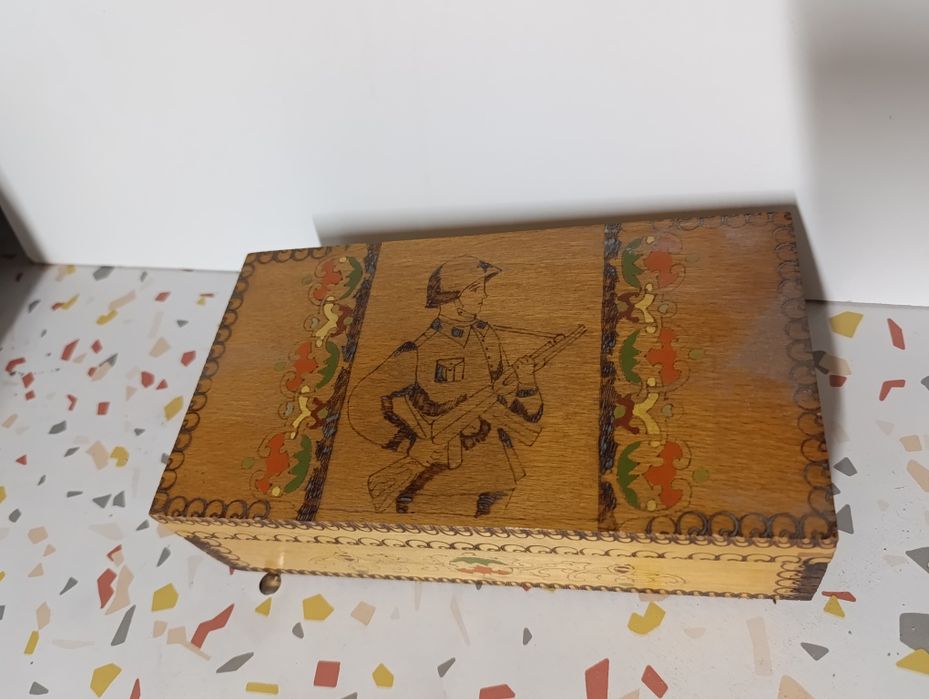 Военна табакера с пирография и пагони, запалка и кехлибарени бутонели