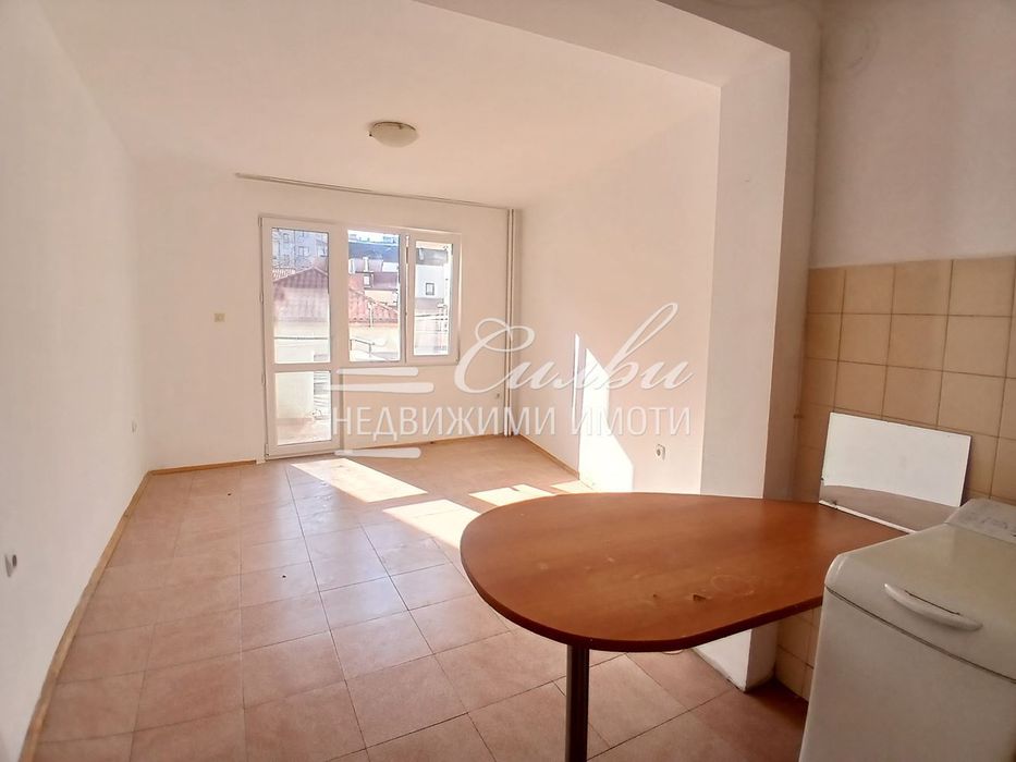 Дава се под наем Едностаен апартамент в Шумен, Център - 33 кв.м за 153 € - Снимка #1