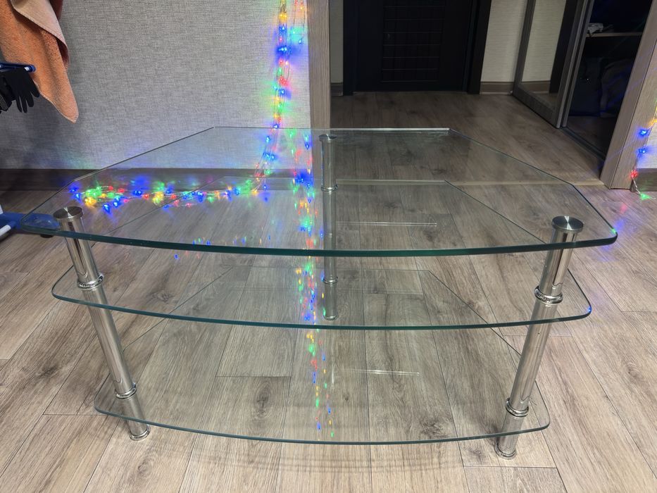 Стеклянный столик.