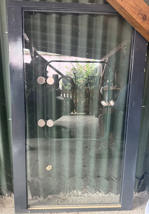 Geam cu sticla securizata si rama din lemn