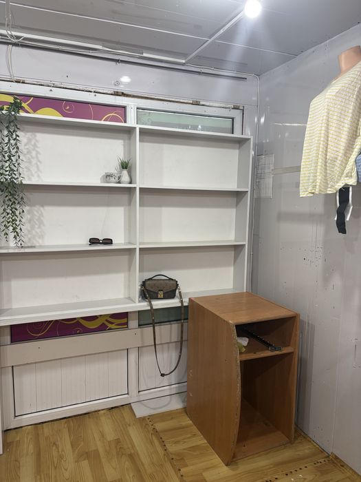 Бутик на рынке с товаром