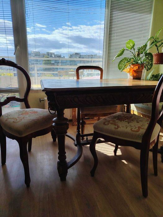 Продавам маса - резбована , в бароков стил