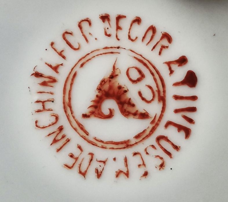 Порцеланова чиния с бронзов обков флорален мотив мраморизирана патина