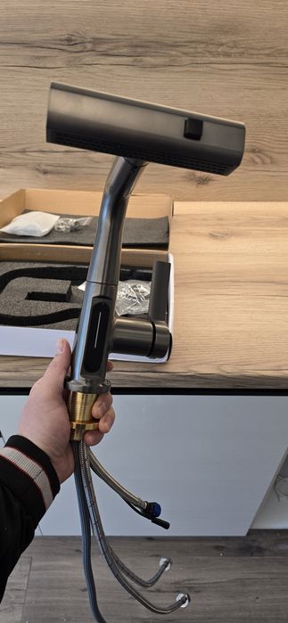 Кухненски смесител с показване на температура на водата