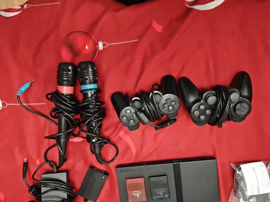 Mega Pachet Consolă Sony PlayStation 2 (PS2 Slim) + 2 Controllere + Microfoane + 8 Jocuri
