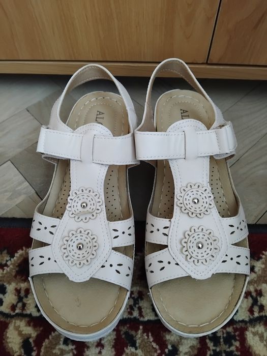 Sandale noi crem